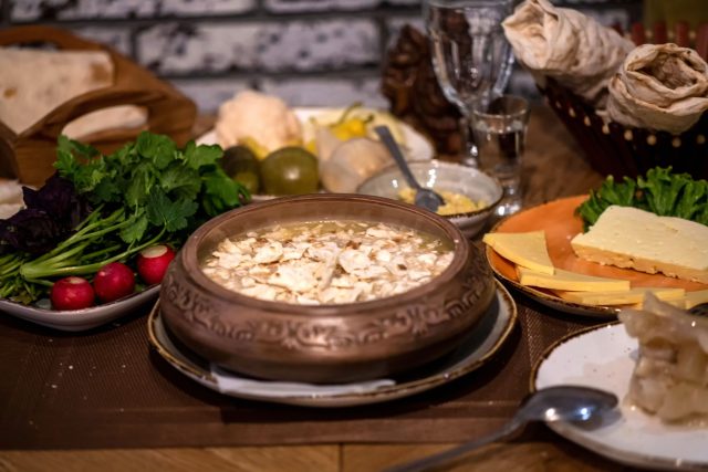 Хаш — суровый утренний ритуал. Наваристый бульон из копыт настолько клейкий, что губы слипаются, а резкий запах чеснока и ледяная водка в семь утра создают неповторимую атмосферу армянского гостеприимства и исцеления.