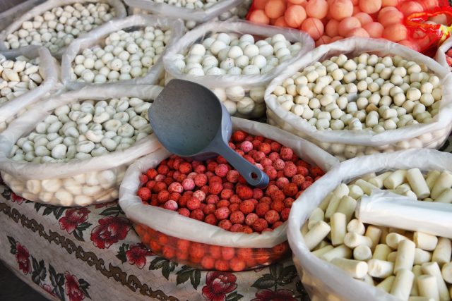 Курт — это молочные «камни» кочевников, которые не портятся годами. Каменный шарик нужно долго рассасывать, ощущая экстремальную соль и кислинку. Это древний портативный концентрат белка, спасавший пастухов от голода и жажды.