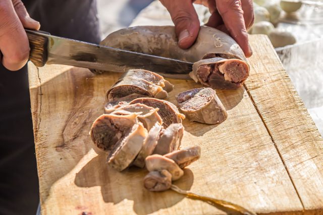 В казы самый ценный ингредиент — толстый слой жёлтого конского жира. Для казаха это знак почёта и уважения к гостю. Сладковатое мясо конины в сочетании с нежным жиром создаёт вкус, который в других странах часто под запретом.