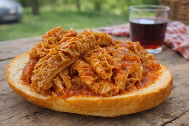 Флорентийская трипа в булке пугает туристов своей ячеистой текстурой, похожей на махровое полотенце. Но после долгого томления в томатах коровий желудок становится нежным фастфудом, который итальянцы едят прямо на ходу.