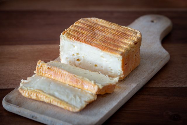 Лимбургер выдает себя ещё до дегустации: запах пота чувствуется сразу. Но если намазать его на хлеб с луком и перебороть первое впечатление, вкус оказывается мягким и сливочно-острым.