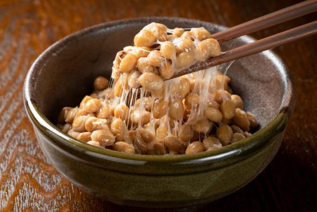 Липкие нити натто тянутся очень высоко, а запах аммиака сбивает с толку. Японцы ценят эти ферментированные бобы за пользу и белок, превращая завтрак в испытание для иностранца, не привыкшего к такой скользкой текстуре.