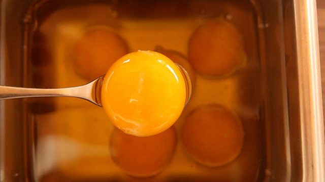 Конфи из желтков — густые бархатистые желтки, которые после томления в масле становятся похожи на нежный крем. Их хочется намазывать на хлеб, класть на пасту или просто подавать гостям как деликатес.