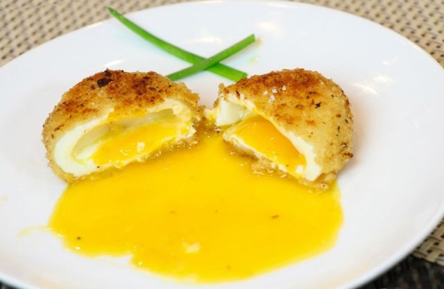 Хрустящие яйца пашот — это идеальный контраст в одном кадре: золотая корочка снаружи, нежный белок внутри и горячий текучий желток, который вытекает при разрезе. Очень эффектное блюдо для фото и подачи.