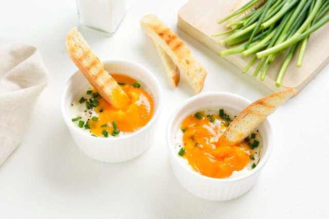 Яйца «Кокот» — нежное сливочное блюдо, которое подают прямо в маленькой формочке. Белок едва схватывается, желток остаётся текучим, а вся текстура получается мягкой, бархатистой и очень уютной.