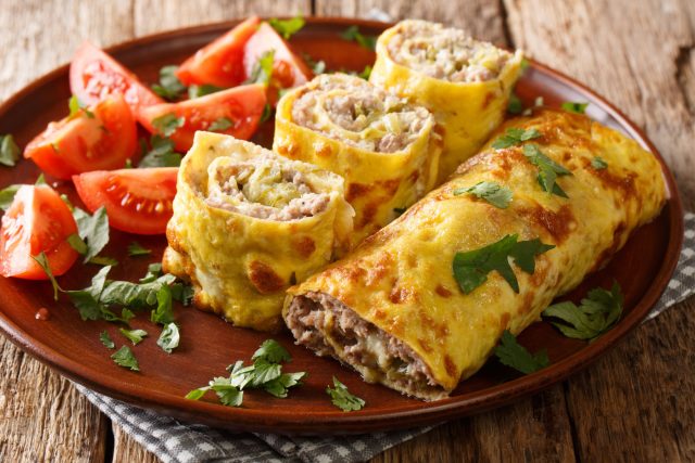 Бризоль с сыром и грибами хороша на разрезе: тонкий яичный слой, тягучий сыр и ароматная грибная начинка, свернутые в плотный рулет. Выглядит сытно, аккуратно и гораздо интереснее обычного омлета.