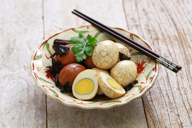 Китайские мраморные яйца с чаем и специями выглядят как маленький фарфор: тонкие прожилки на белке, тёплый чайный оттенок и деликатный пряный аромат. Красиво, необычно и очень выразительно на тарелке.