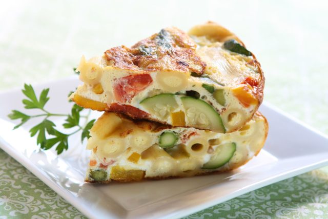 Фриттата с овощами — плотный итальянский омлет, похожий на яркий пирог без теста. На разрезе особенно хороши кусочки овощей, расплавленный сыр и зелень, из-за которых блюдо выглядит живо и аппетитно.