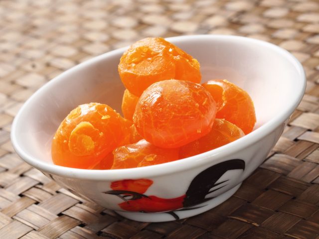 Вяленые желтки — это уже не просто яйца, а почти домашняя приправа с глубоким солоноватым вкусом. Яркие, плотные, янтарные, они красиво смотрятся на пасте, салате, супе, тёплых овощах и конечно же как намазка на бутерброде. или тёплых овощах.