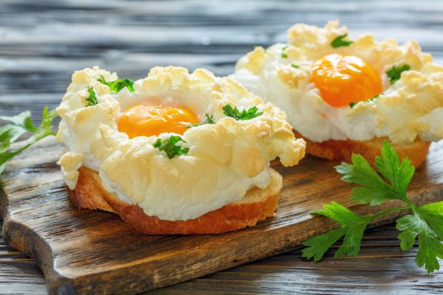 Яйца «Орсини» — более насыщенная версия облачных яиц, где в белковую пену добавлен сыр и специи. Снаружи получается румяная лёгкость, внутри — мягкий центр, который делает блюдо почти ресторанным.