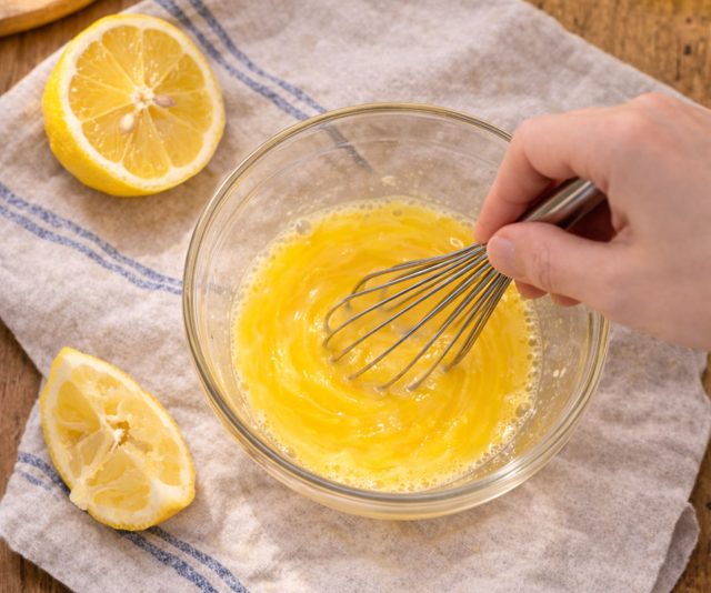 Лимонный сок помогает домашнему майонезу собраться в густую устойчивую эмульсию даже без техники: вкус получается свежим, мягким и заметно живее, чем у магазинного соуса из банки. Лимонный сок помогает домашнему майонезу собраться в густую устойчивую эмульсию даже без техники: вкус получается свежим, мягким и заметно живее, чем у магазинного соуса из банки.