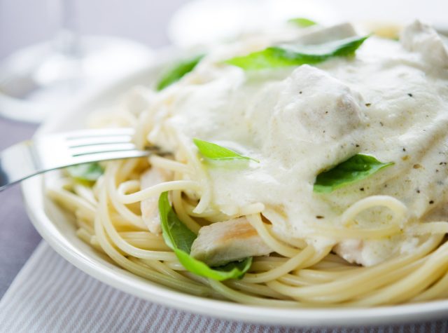 Сливки, лимонный сок и цедра дают пасте легкий, бархатистый соус без лишней тяжести: вкус остается сливочным, но появляется свежесть, которая делает блюдо гораздо тоньше и интереснее. Сливки, лимонный сок и цедра дают пасте легкий, бархатистый соус без лишней тяжести: вкус остается сливочным, но появляется свежесть, которая делает блюдо гораздо тоньше и интереснее.