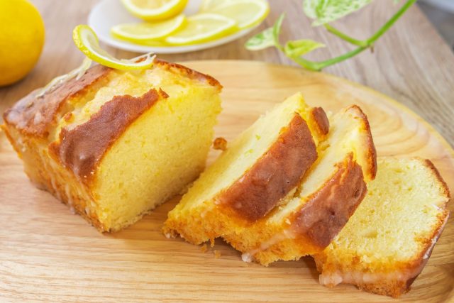 Горячий кекс, пропитанный лимонным сиропом, получает совсем другую текстуру: корочка становится ароматной, а мякиш остается влажным и мягким еще несколько дней после выпечки. Горячий кекс, пропитанный лимонным сиропом, получает совсем другую текстуру: корочка становится ароматной, а мякиш остается влажным и мягким еще несколько дней после выпечки.