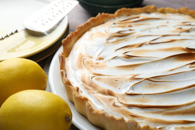 Капля лимонного сока помогает белкам держать форму, поэтому безе получается глянцевым, высоким и аккуратным: снаружи хрустящая оболочка, внутри — более нежная, чуть тягучая сердцевина. Капля лимонного сока помогает белкам держать форму, поэтому безе получается глянцевым, высоким и аккуратным: снаружи хрустящая оболочка, внутри — более нежная, чуть тягучая сердцевина.