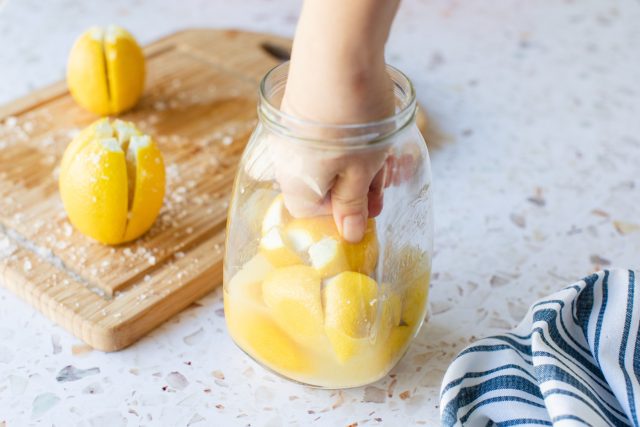 Солёные лимоны — это не десертная заготовка, а мощная кулинарная приправа: за месяц кожура становится мягкой, вкус — сложным и солоновато-цитрусовым. Её мелко режут и добавляют в тушёную курицу, рыбу, салаты или хумус, где она работает как яркий ароматный акцент. Солёные лимоны — это не десертная заготовка, а мощная кулинарная приправа: за месяц кожура становится мягкой, вкус — сложным и солоновато-цитрусовым. Её мелко режут и добавляют в тушёную курицу, рыбу, салаты или хумус, где она работает как яркий ароматный акцент.