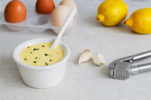 Айоли с лимоном и чесноком — простой соус, который моментально делает блюдо интереснее. Цедра дает яркий аромат, лимонный сок добавляет свежую кислинку, а густая основа связывает всё в насыщенный крем, идеально подходящий к овощам, рыбе и картофелю. Айоли с лимоном и чесноком — простой соус, который моментально делает блюдо интереснее. Цедра дает яркий аромат, лимонный сок добавляет свежую кислинку, а густая основа связывает всё в насыщенный крем, идеально подходящий к овощам, рыбе и картофелю.