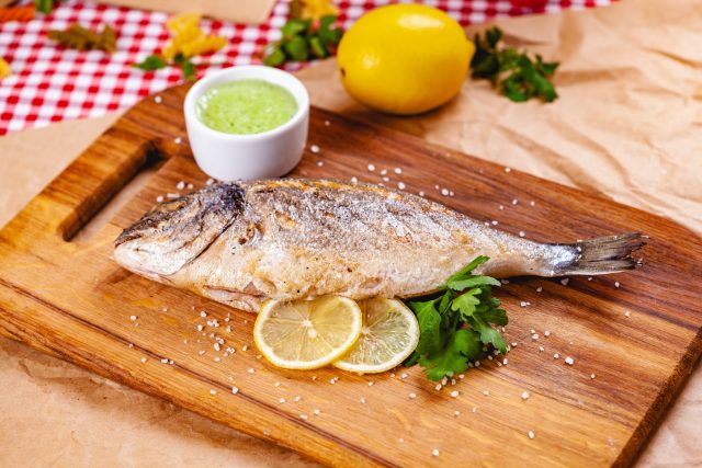 Лимон, оливковое масло, чеснок и тимьян собирают быстрый маринад для рыбы на гриле: всего двадцать минут — и филе уже ароматное, сочное и готово к жарке без долгого ожидания. Лимон, оливковое масло, чеснок и тимьян собирают быстрый маринад для рыбы на гриле: всего двадцать минут — и филе уже ароматное, сочное и готово к жарке без долгого ожидания.