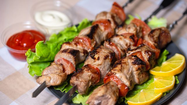 Лимонные кружочки в маринаде для шашлыка работают мягче уксуса: мясо становится нежнее, уходит лишний запах, а цедра добавляет свежий аромат и легкую цитрусовую глубину без резкой кислоты. Лимонные кружочки в маринаде для шашлыка работают мягче уксуса: мясо становится нежнее, уходит лишний запах, а цедра добавляет свежий аромат и легкую цитрусовую глубину без резкой кислоты.