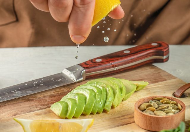 Несколько капель лимонного сока спасают авокадо от потемнения: мякоть дольше остается ярко-зеленой, а гуакамоле или нарезка сохраняют свежий вид даже если приготовить их заранее. Несколько капель лимонного сока спасают авокадо от потемнения: мякоть дольше остается ярко-зеленой, а гуакамоле или нарезка сохраняют свежий вид даже если приготовить их заранее.