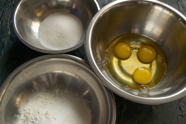 Подготовка ингредиентов для бисквитного теста и разогрев духовки