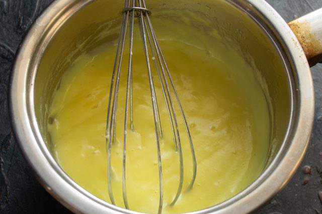 Загустевший крем со сливочным маслом в кастрюле