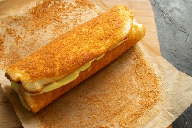 Свернутый рулет в пергаментной бумаге