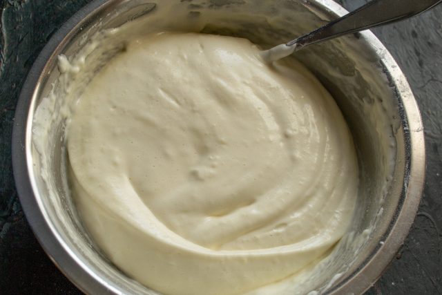 Готовое воздушное тесто для рулета в миске