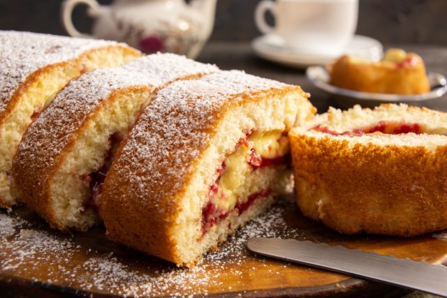 Бисквитный рулет с заварным кремом