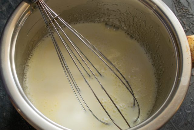 Добавление молока в яичную основу крема