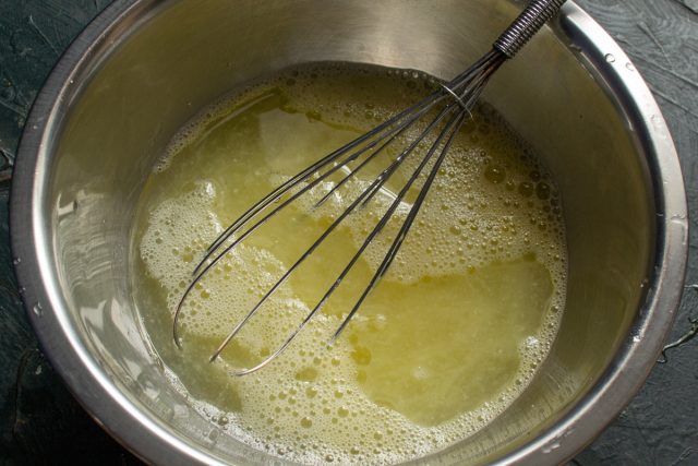 Наливаем в яичную смесь молоко и растительное масло, еще раз интенсивно взбиваем. Масло в составе теста сделает блины нежными и позволит жарить их без прилипания.