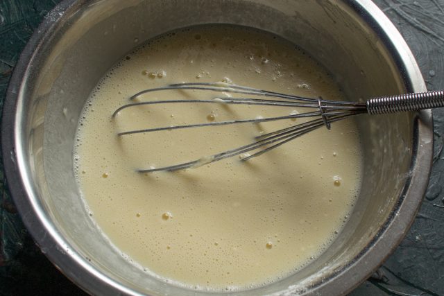 Оставляем готовое блинное тесто при комнатной температуре на 15 минут для отдыха. Это необходимо, чтобы клейковина муки набухла и блины не рвались при жарке.