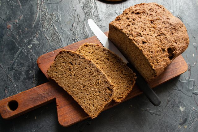 Отрезаем два толстых ломтика ржаного хлеба из цельнозерновой муки. Подготавливаем основу для бутербродов и поджариваем хлеб в тостере до легкой корочки.