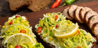 Бутерброд с авокадо и творожным сыром