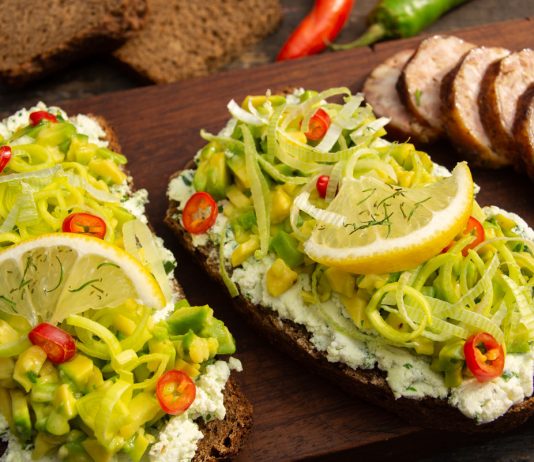 Бутерброд с авокадо и творожным сыром