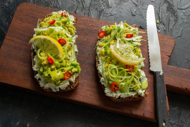 Отрезаем несколько колечек острого чили и выкладываем на авокадо вместе с ломтиками лимона. Посыпаем готовое блюдо сушеными травами или черным перцем.