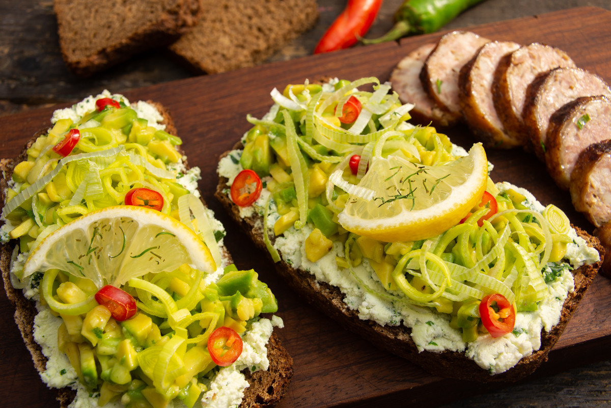 Бутерброд с авокадо и творожным сыром