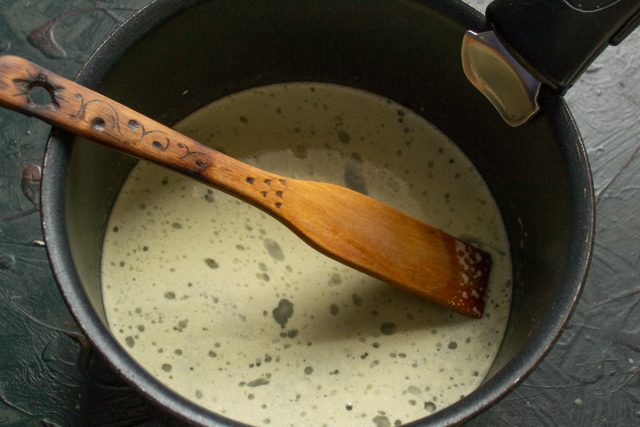 В кастрюле с толстым дном нагревается смесь молока, сливочного масла, соли и ванильного сахара до полного растворения жиров и начала активного кипения жидкости.