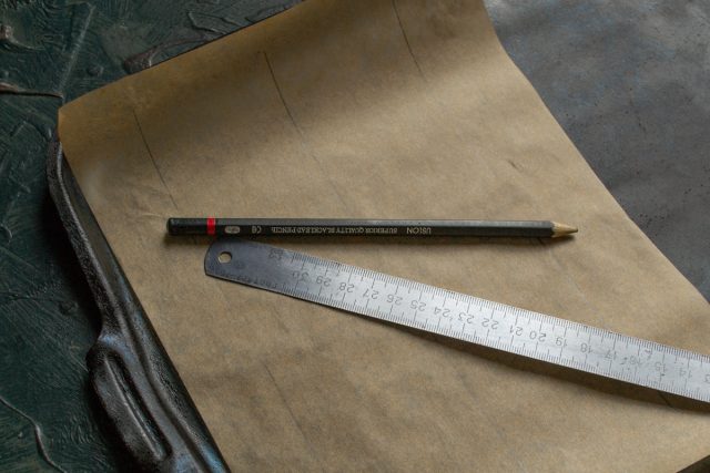 На пергаментной бумаге наносятся направляющие линии длиной 10 см с соблюдением дистанции 5 см для контроля размера эклеров при термическом расширении.