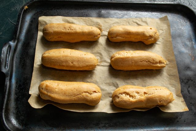 Противень помещается в разогретую до 190°C духовку на 35 минут; дверца шкафа остается плотно закрытой во избежание оседания воздушной структуры изделий.