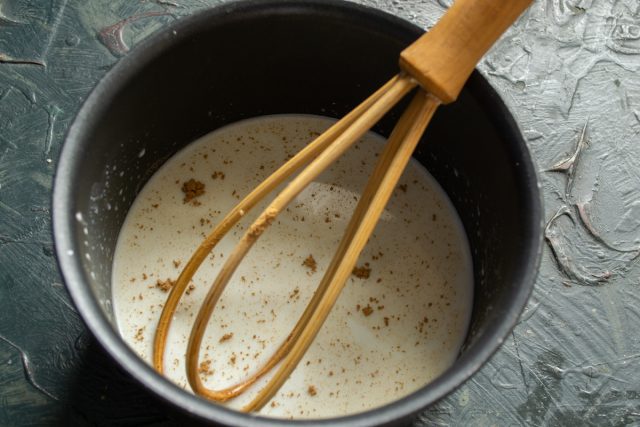 Яичные желтки растираются с сахаром, крахмалом и корицей в молоке, после чего смесь нагревается на минимальном огне при постоянном помешивании до загустения.