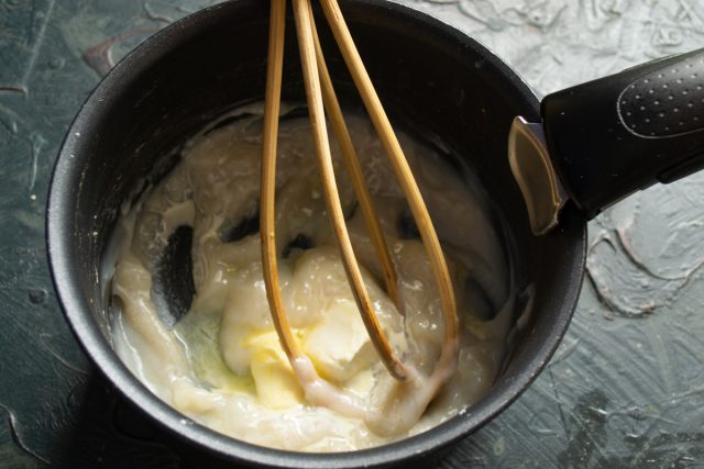 В остывшую основу крема вводится размягченное сливочное масло, масса интенсивно взбивается миксером до пышности и охлаждается в течение 20 минут.