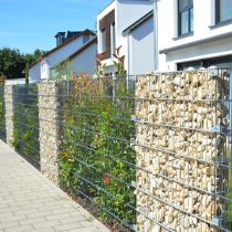 Оформление стены с элементами габиона. Вариант 1