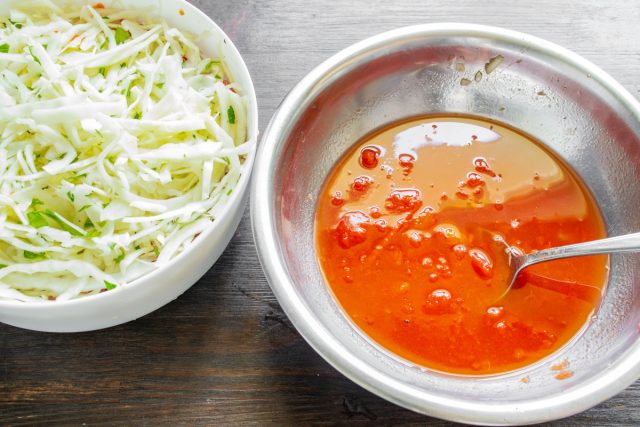 Смешиваем томатное пюре с водой, солью и чайной ложкой сахара. Взбиваем заливку венчиком до однородности, учитывая, что соль здесь рассчитана только на овощи.