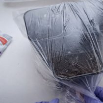 После посева контейнер накрывают прозрачным пакетом или крышкой, создавая стабильную влажность. Ежедневное проветривание обязательно: застой воздуха провоцирует плесень и снижает всхожесть.