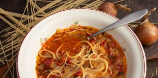 Томатный суп с курицей и вермишелью