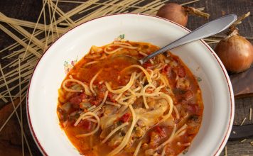 Томатный суп с курицей и вермишелью