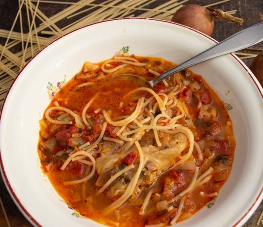 Томатный суп с курицей и вермишелью