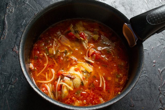 Всыпаем вермишель и варим согласно инструкции на упаковке. В конце добавляем сахар, паприку и перец, чтобы сбалансировать вкус и подчеркнуть аромат специй.