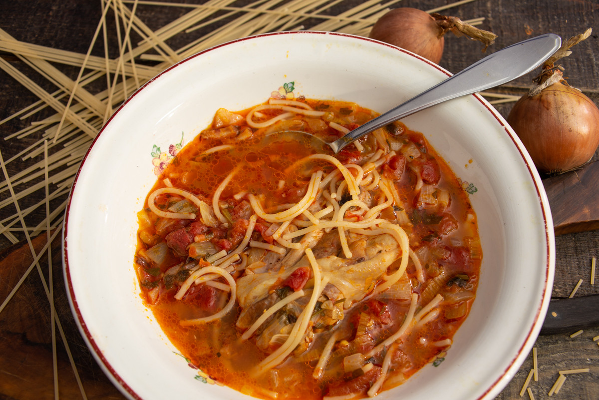 Томатный суп с курицей и вермишелью