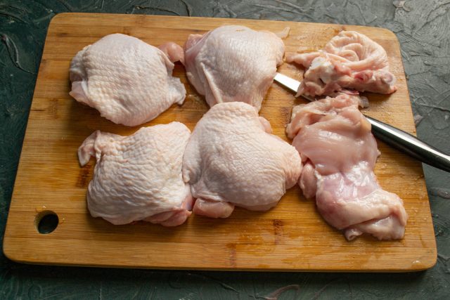 Куриные бёдра тщательно промываются холодной проточной водой, после чего с них полностью удаляется кожа и срезается лишний жир для подготовки к разделке. Куриные бёдра тщательно промываются холодной проточной водой, после чего с них полностью удаляется кожа и срезается лишний жир для подготовки к разделке.